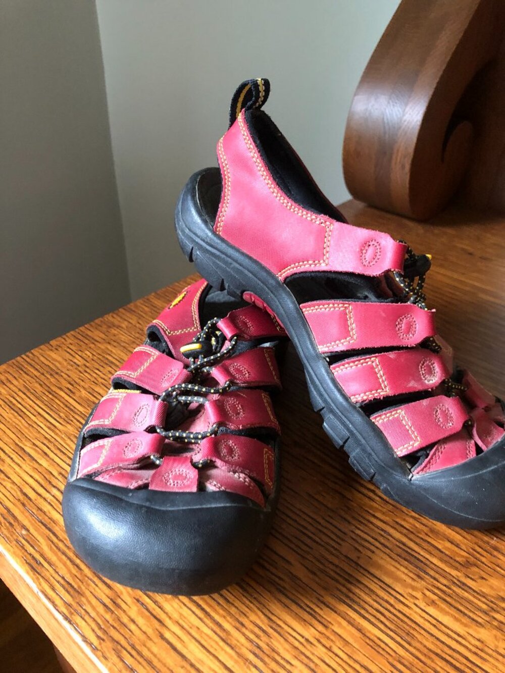 KEEN dark red Women Water Shoe Sport sz 6